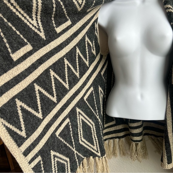 Women’s Aztec western knit fringe sweater vest wrap - Picture 5 of 8